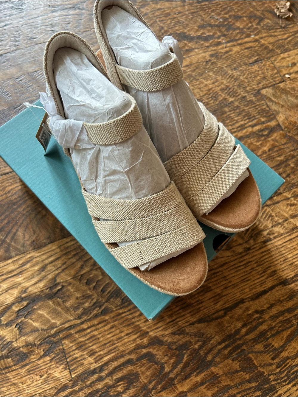 NWT TOMS Julia Wedge Sandal in Champagne Sparkle - Size 8